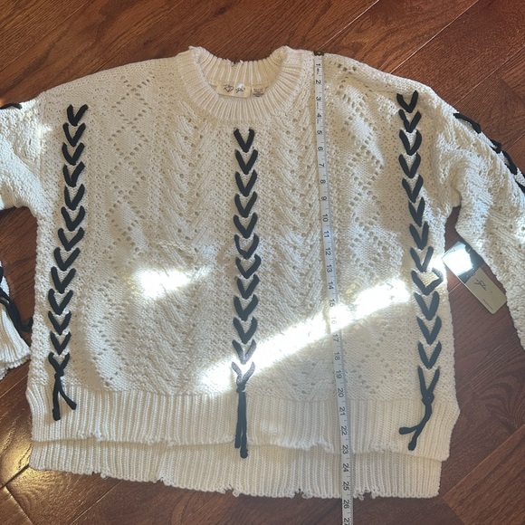 Cable Knit Sweater with laces - Picture 6 of 6